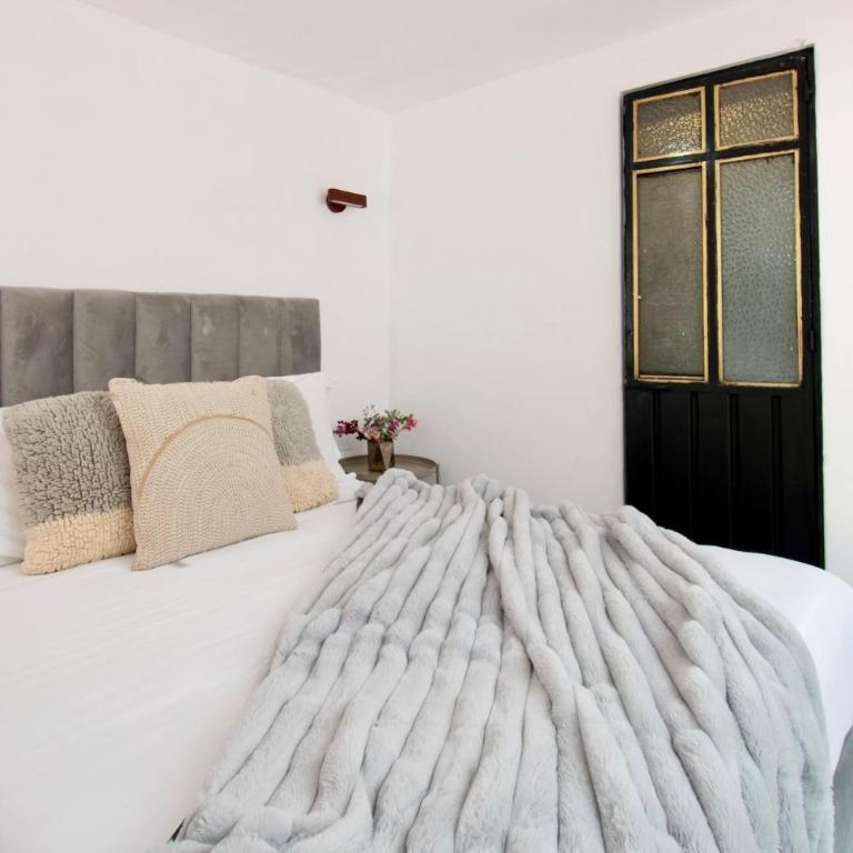 Peace and Comfort, Spacious House for 16 plus Guests - Apartment - 25
