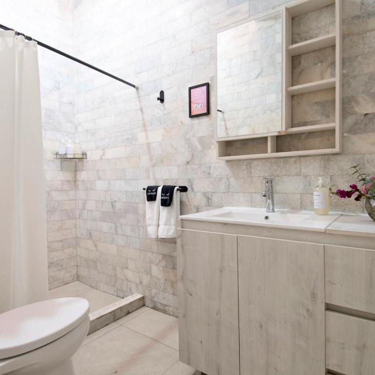 Peace and Comfort, Spacious House for 16 plus Guests - Apartment - 65