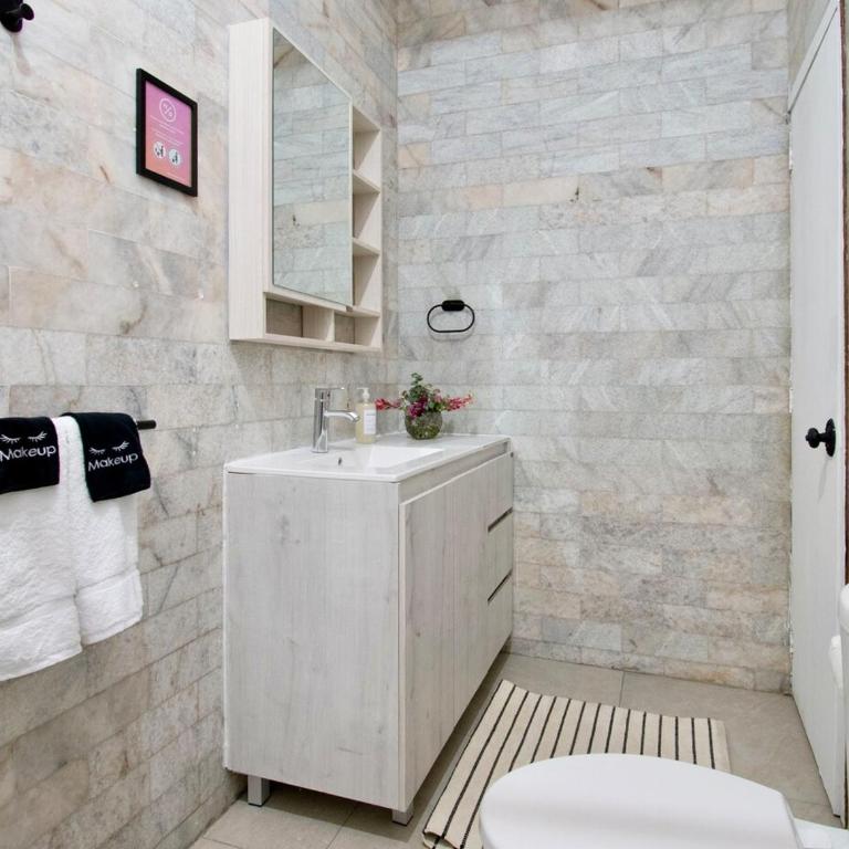 Peace and Comfort, Spacious House for 16 plus Guests - Apartment - 70