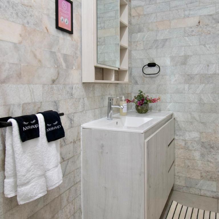 Peace and Comfort, Spacious House for 16 plus Guests - Apartment - 72