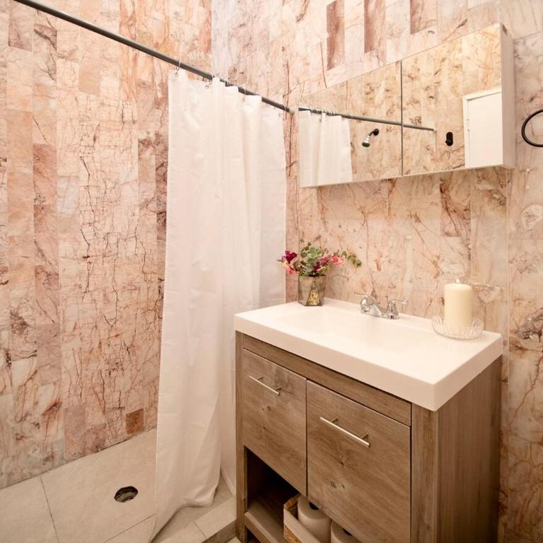 Peace and Comfort, Spacious House for 16 plus Guests - Apartment - 95