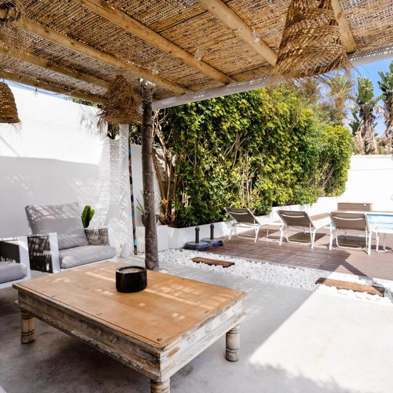 Villa Madrugada, beachside villa in Costabella - Villa - 1