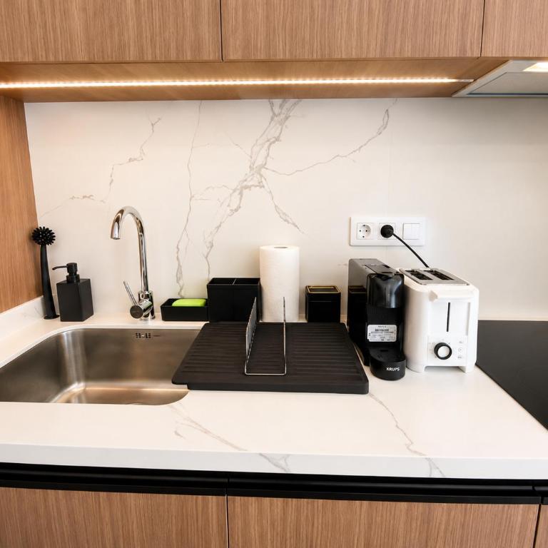Modern Beachfront Studio with Balcony Views NEW - Appartement Premium 1 Chambre - Vue sur Océan - 7