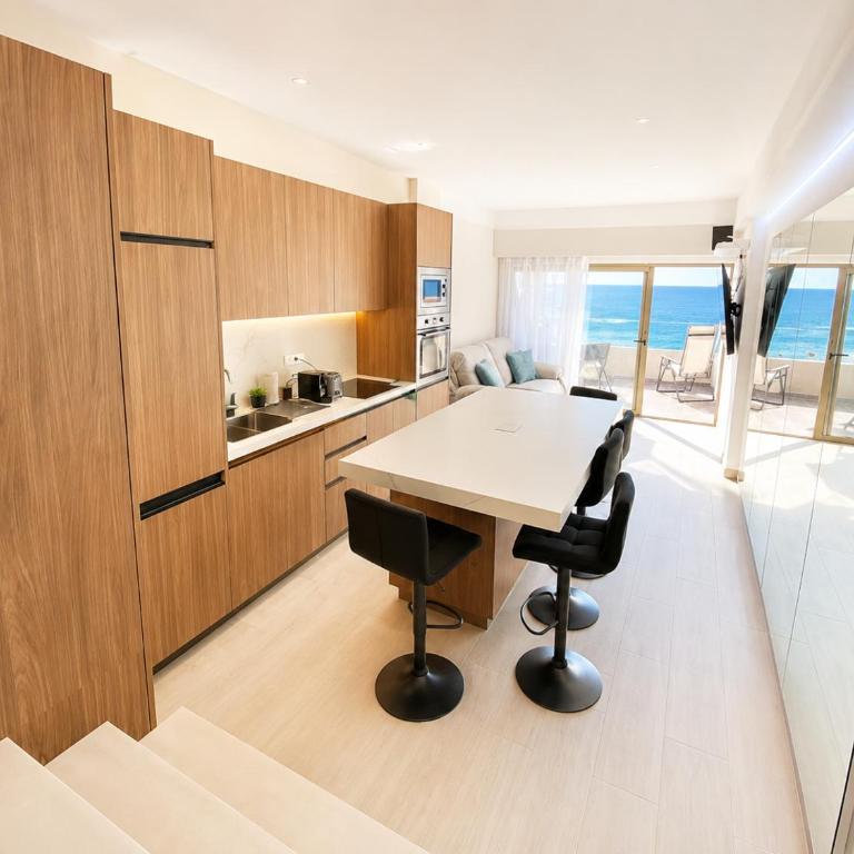 Modern Beachfront Studio with Balcony Views NEW - Appartement Premium 1 Chambre - Vue sur Océan - 5