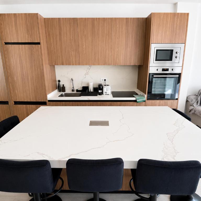 Modern Beachfront Studio with Balcony Views NEW - Appartement Premium 1 Chambre - Vue sur Océan - 9