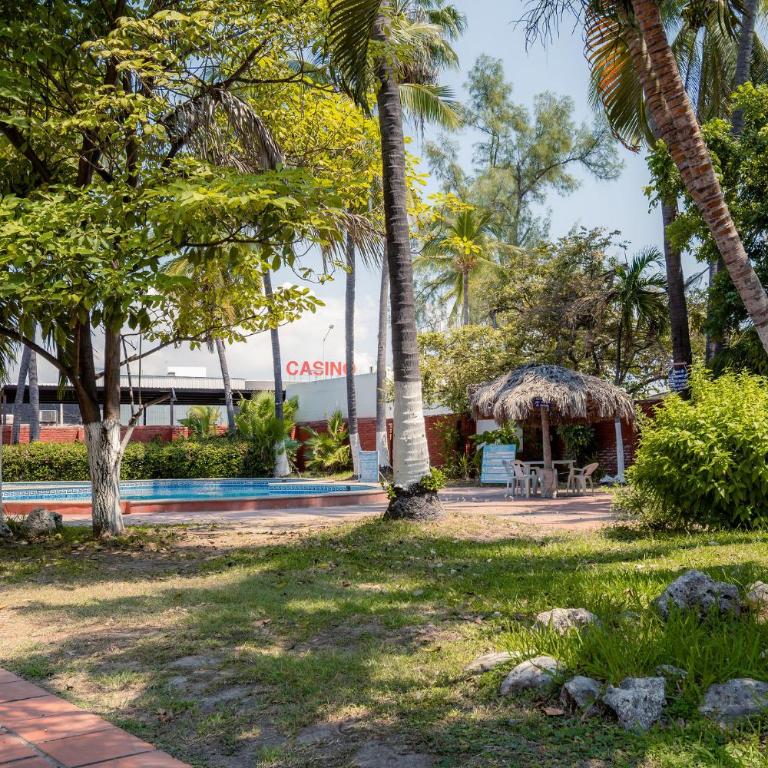 Villa serena para 10 personas con alberca, jardines y playa - Casa de 3 dormitorios - 2