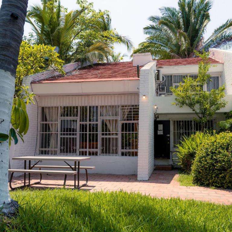 Villa serena para 10 personas con alberca, jardines y playa - Casa de 3 dormitorios - 3