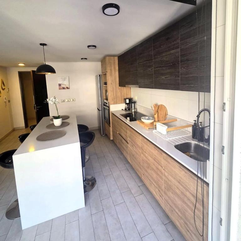 Spacious and new for 5 Metro Parking Wi-Fi - Apartamento de 3 dormitorios - 23