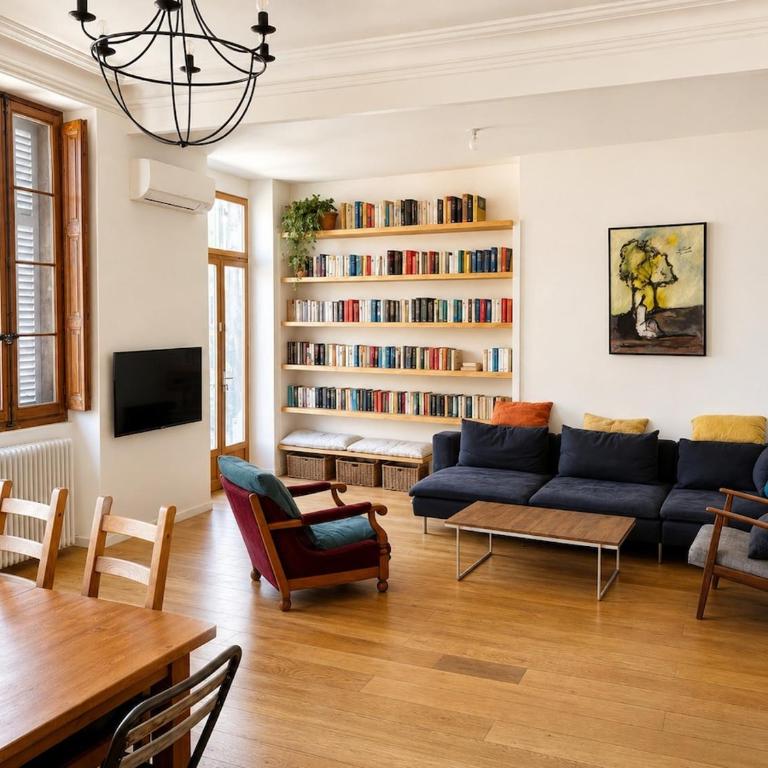 Rare bright 4-room apartment with terrace, air conditioning & private parking - Appartement 3 Chambres - 1