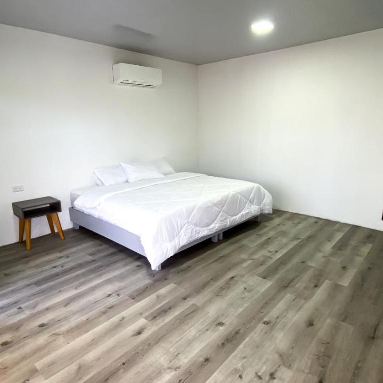 Galapagos Dove - Double or Twin Room with Balcony - 7