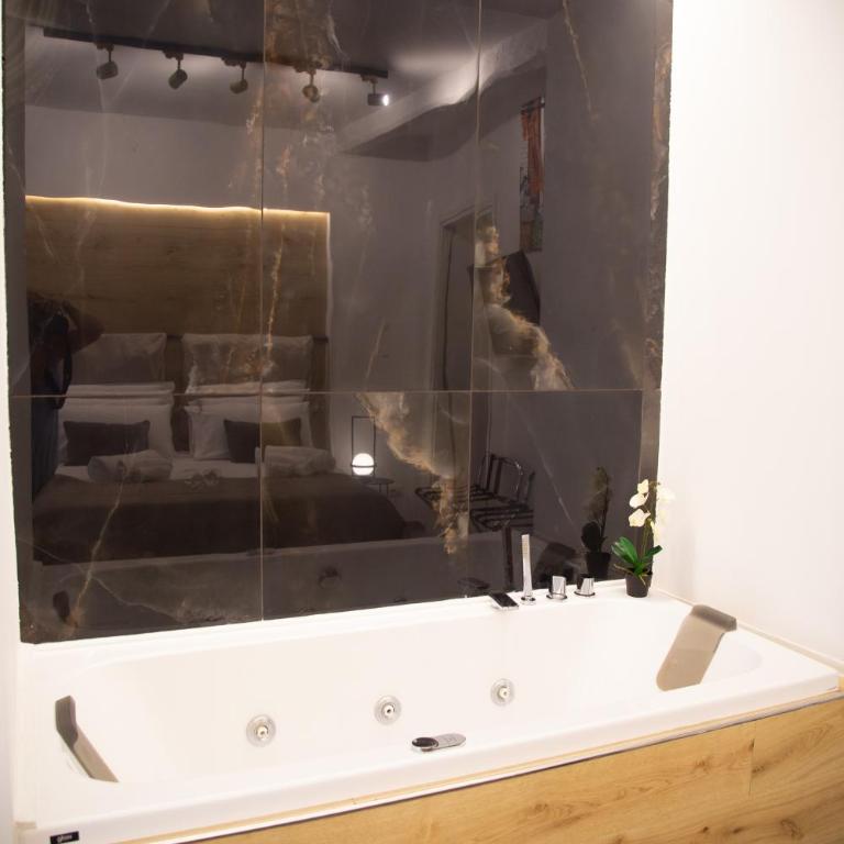 Aurea Exclusive Suite - Appartamento con 1 Camera da Letto e Vasca Idromassaggio - 11