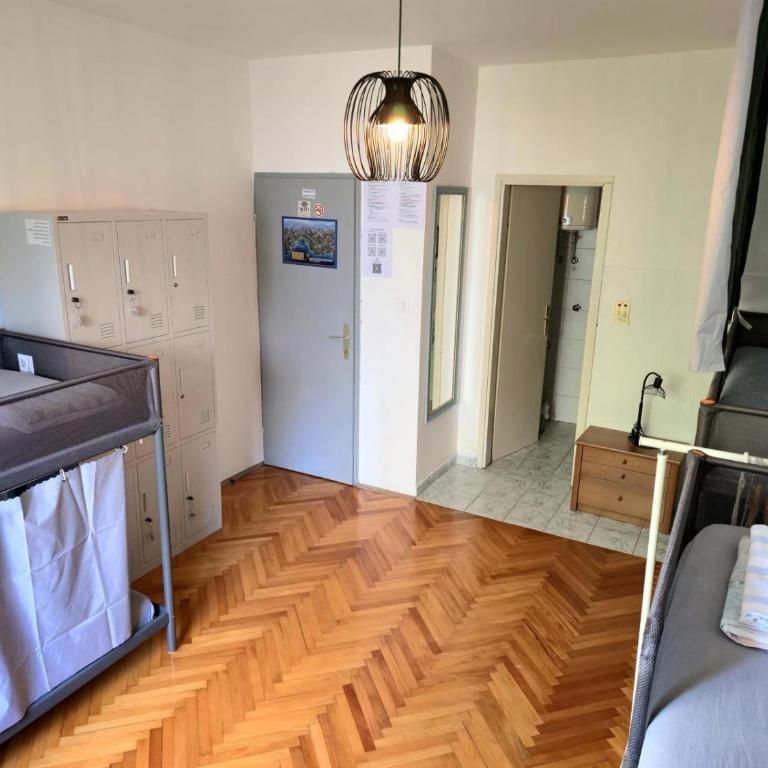 Hostel Budva - Krevet u 6-krevetnoj Mešanoj Spavaonici - 5