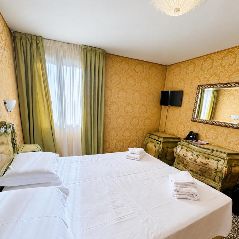 Hotel Canal - Camera Matrimoniale Superior - 1