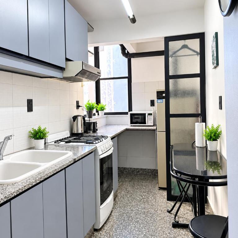 Depto. en la bella plaza Mitre. Luminoso y amplio. - Apartamento de 2 dormitorios - 7