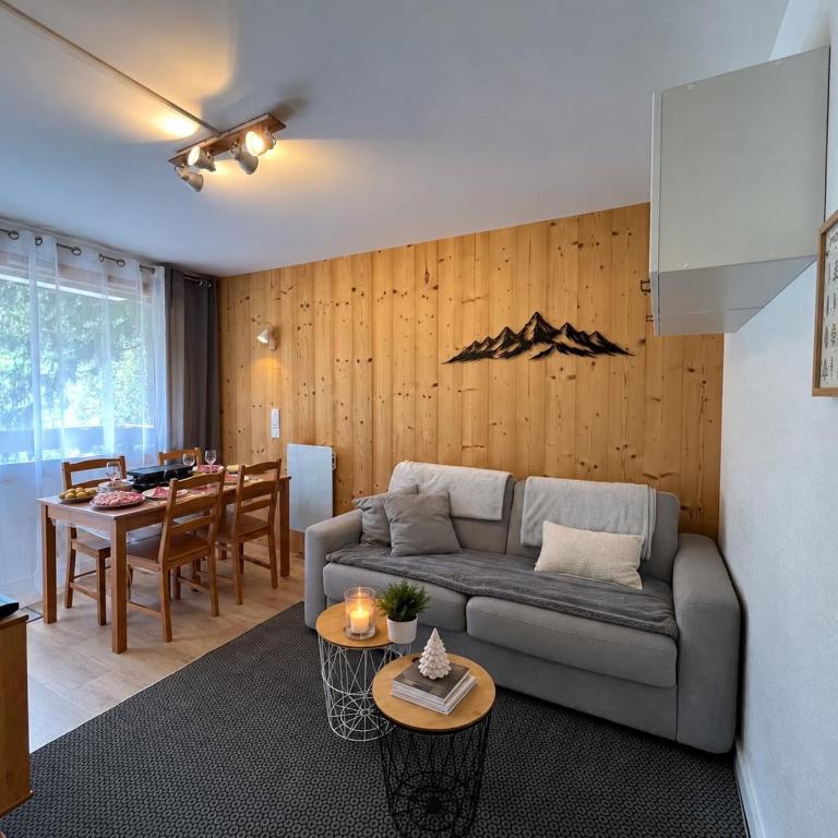 Studio fraîchement rénové proche pistes - Studio Apartment with Balcony - 2