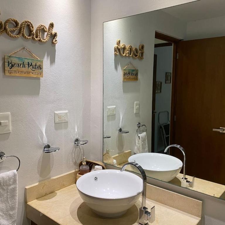 Boho Chic poolside Condo 7 min to the Beach & Town - Apartamento - 25