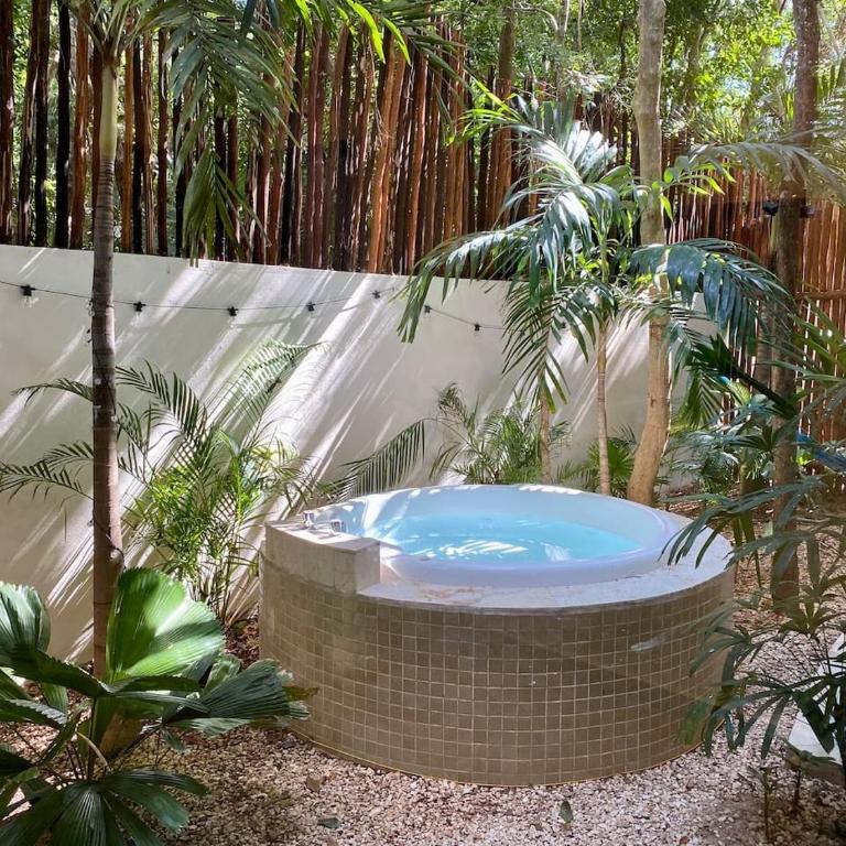 Boho Chic poolside Condo 7 min to the Beach & Town - Apartamento - 1