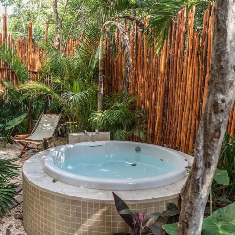 Boho Chic poolside Condo 7 min to the Beach & Town - Apartamento - 26