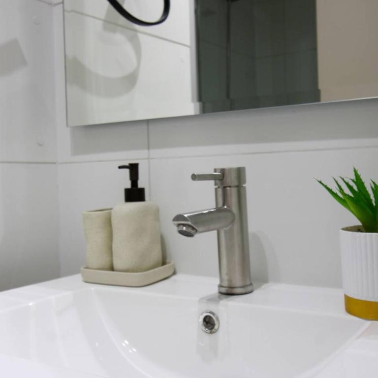 Depto. 2 Dormitorio y 2 baños, AC, parking, Ñuñoa - Apartamento - 5