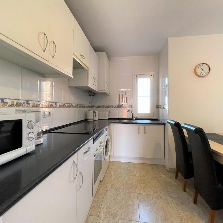 Coastal Family Apartment in Roquetas de Mar - One-Bedroom Apartment - 13