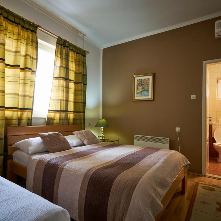 Pansion Rose - Triple Room - 2