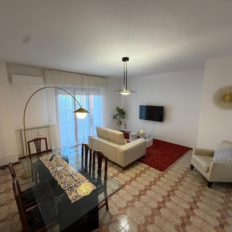 Castel House - 3 Bedrooms e 2 Bathrooms - AC, sleeps up to 6 - Appartamento con 3 Camere da Letto - 1