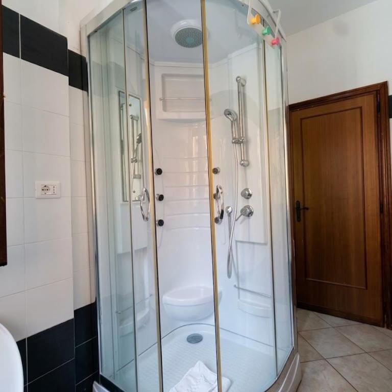 Castel House - 3 Bedrooms e 2 Bathrooms - AC, sleeps up to 6 - Appartamento con 3 Camere da Letto - 7