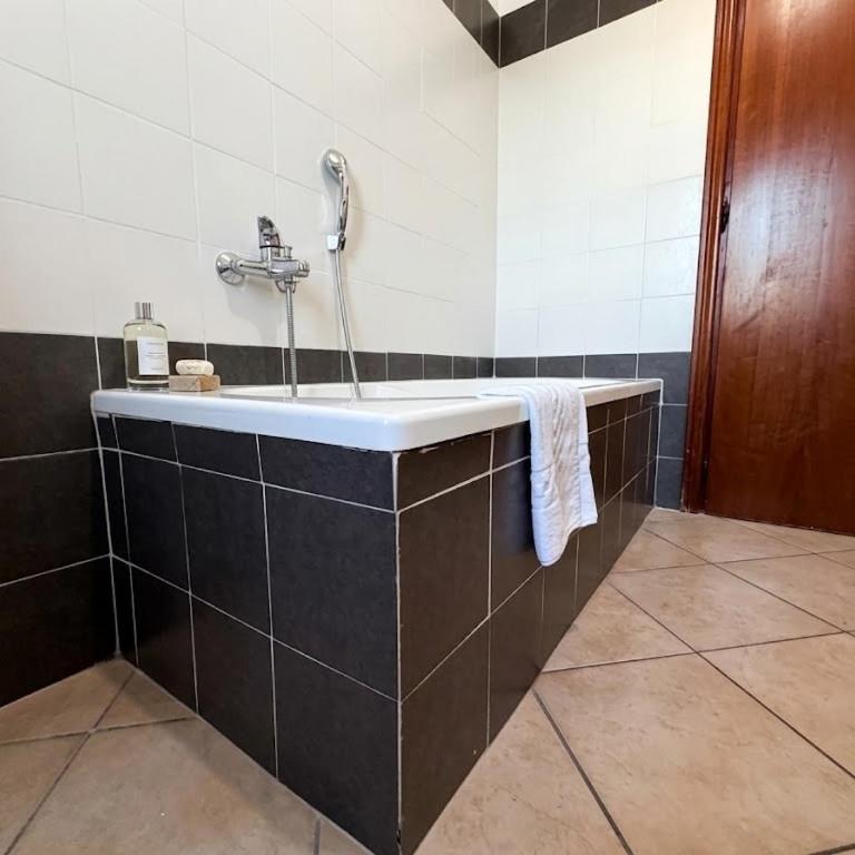 Castel House - 3 Bedrooms e 2 Bathrooms - AC, sleeps up to 6 - Appartamento con 3 Camere da Letto - 24
