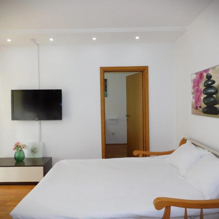 Gaia Aparthotel near Airport - Classic One-Bedroom Apartment with King Bed - 5