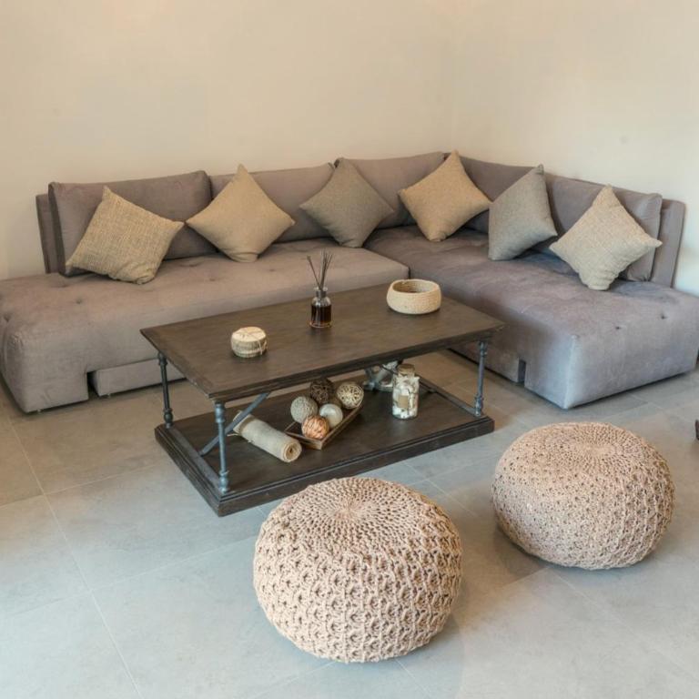 Boho Chic poolside Condo 7 min to the Beach & Town - Apartamento - 13