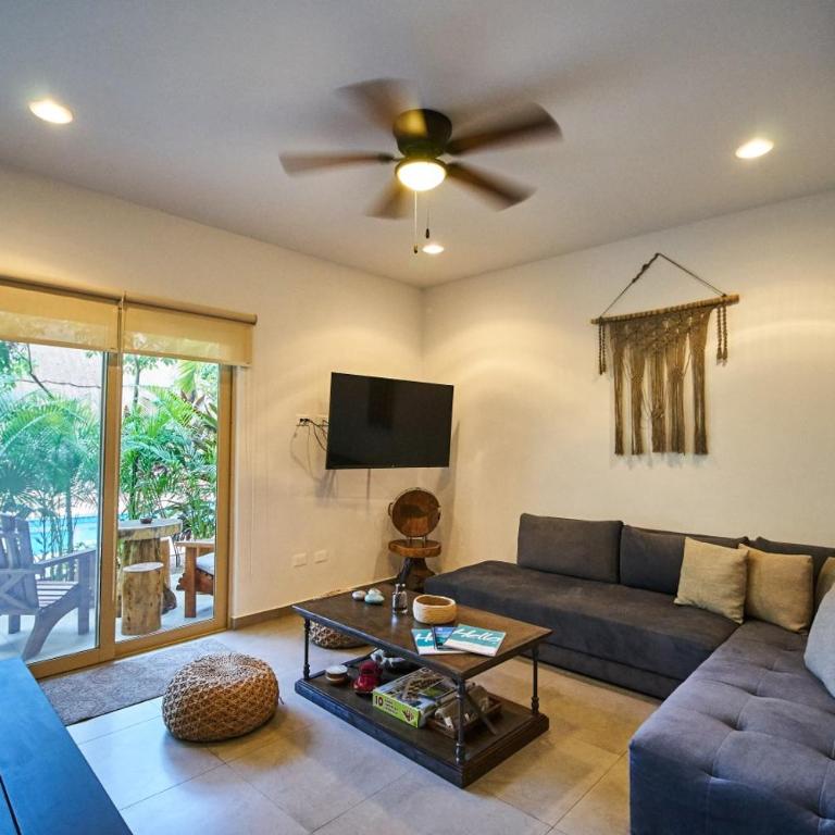 Boho Chic poolside Condo 7 min to the Beach & Town - Apartamento - 12