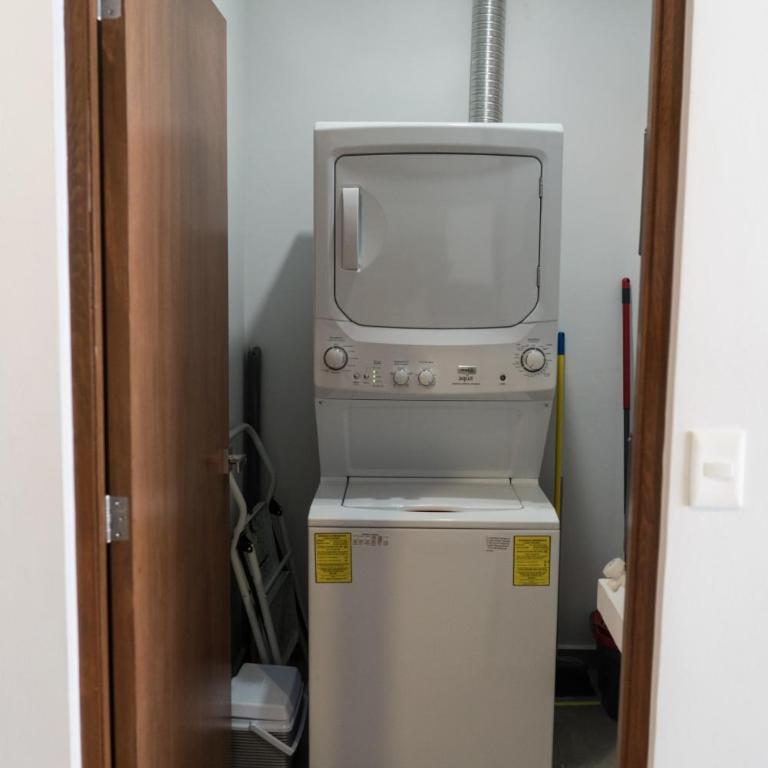 Boho Chic poolside Condo 7 min to the Beach & Town - Apartamento - 37