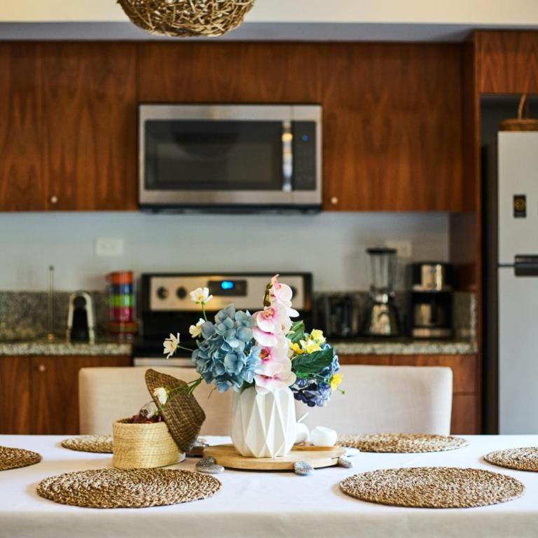 Boho Chic poolside Condo 7 min to the Beach & Town - Apartamento - 8