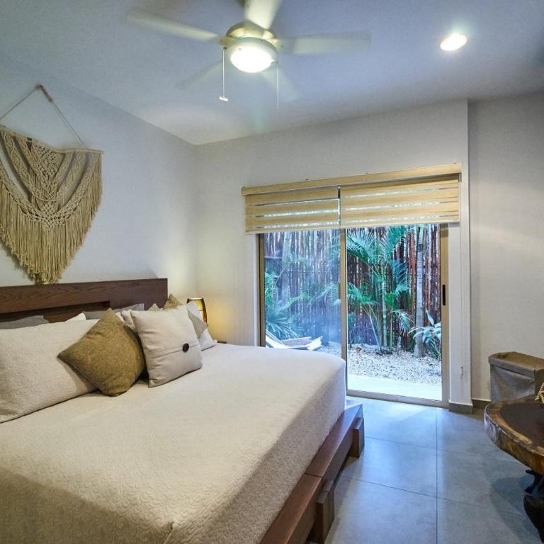 Boho Chic poolside Condo 7 min to the Beach & Town - Apartamento - 17