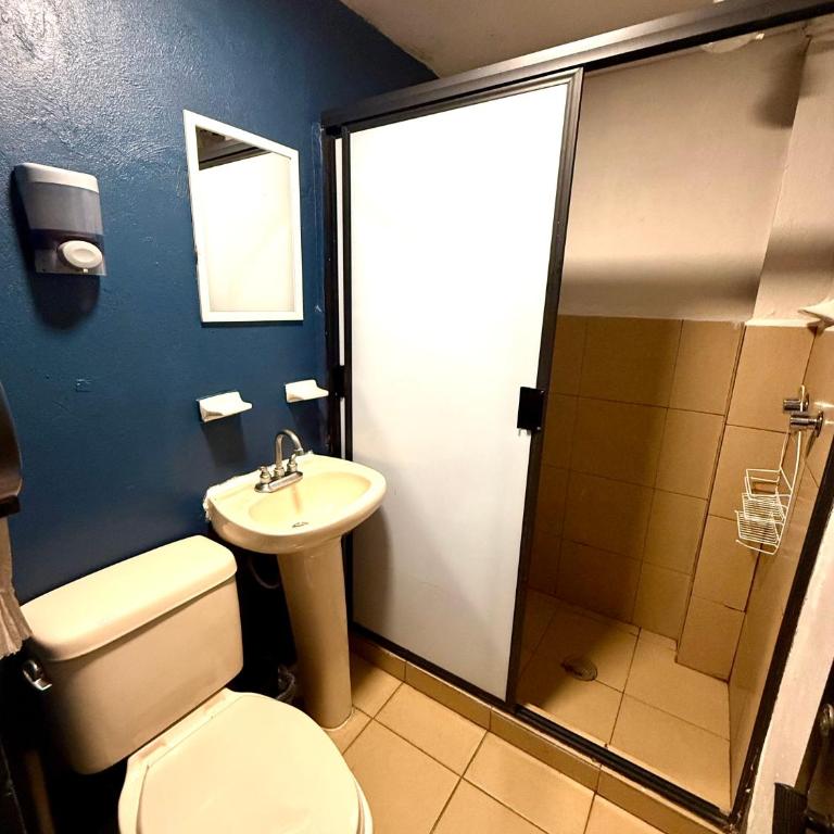Hostel CITY - Doppelzimmer mit eigenem Bad - 4