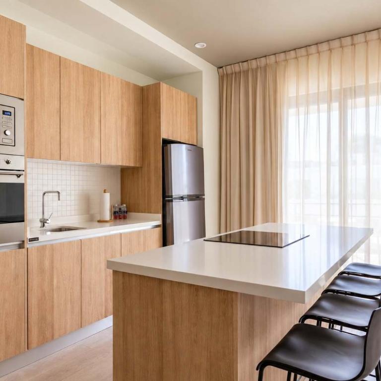 The Boat Luxury 1BR w Rooftop Pool 200m to Beach - Apartment - 2