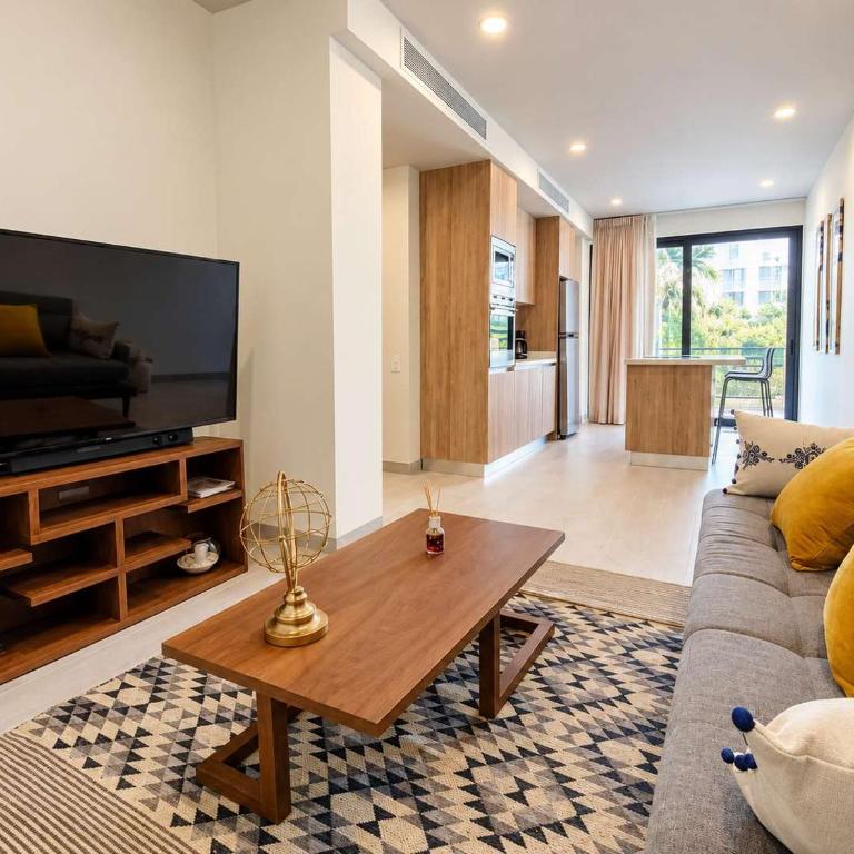 The Boat Luxury 1BR w Rooftop Pool 200m to Beach - Apartment - 3