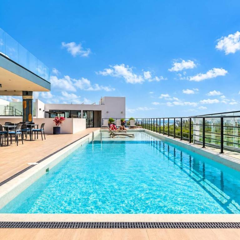 The Boat Luxury 1BR w Rooftop Pool 200m to Beach - Apartment - 8
