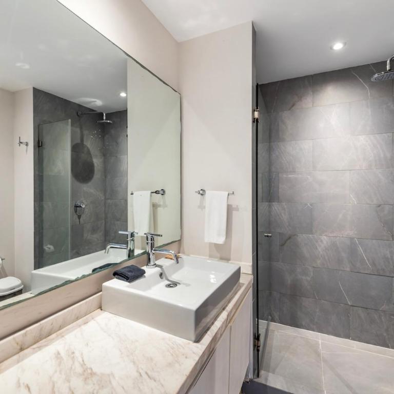 Luxury 2BR Condo with Rooftop Pools near 5th Avenue - Apartment - 8