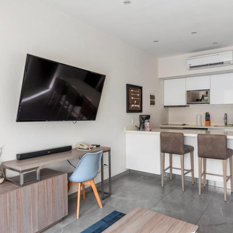 Luxury 2BR Condo with Rooftop Pools near 5th Avenue - Apartment - 13