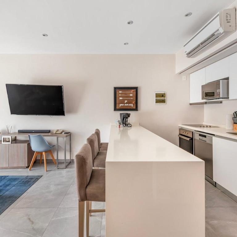 Luxury 2BR Condo with Rooftop Pools near 5th Avenue - Apartment - 23