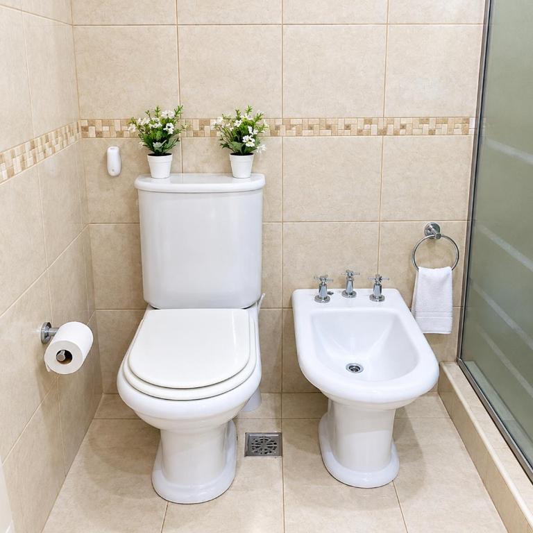 Depto. en la bella plaza Mitre. Luminoso y amplio. - Apartamento de 2 dormitorios - 17