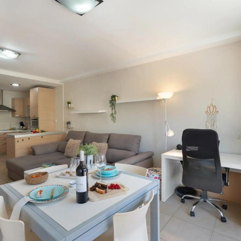 Cozy Seaside Palm Mar - One-Bedroom Apartment - 10
