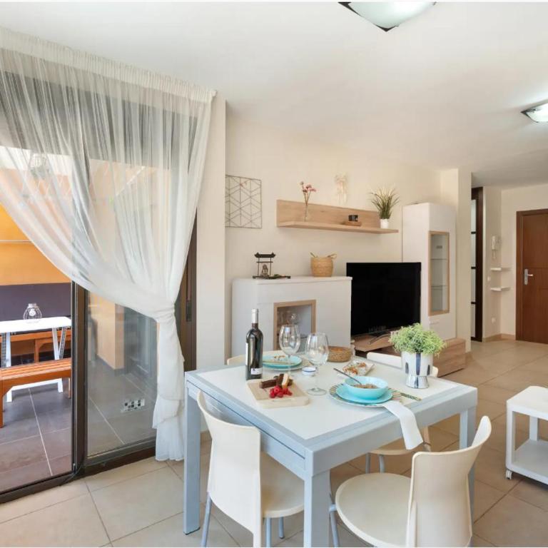 Cozy Seaside Palm Mar - One-Bedroom Apartment - 20