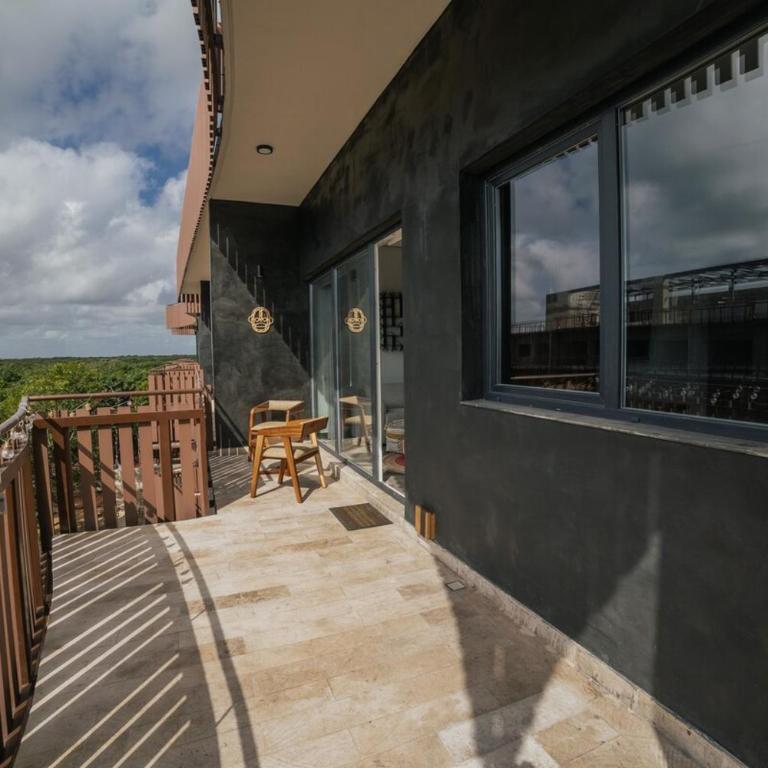 Deluxe corner Apt 2 Bdr with Partial Ocean View - Apartment - 13