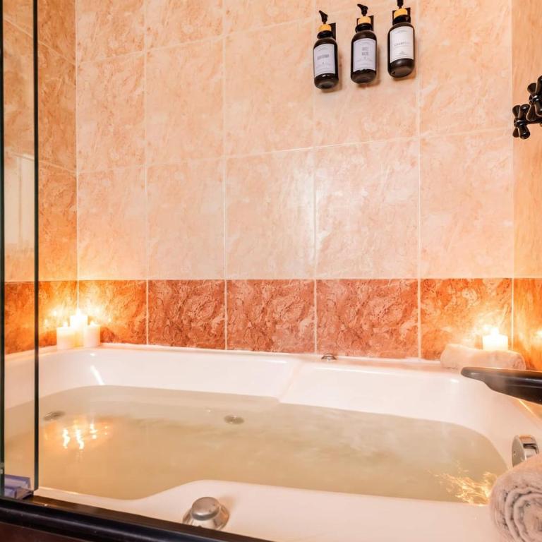 Beautiful 6 BDR Villa with AC in La Condesa - Villa - 4