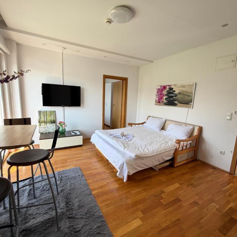 Gaia Aparthotel near Airport - Classic One-Bedroom Apartment with King Bed - 6