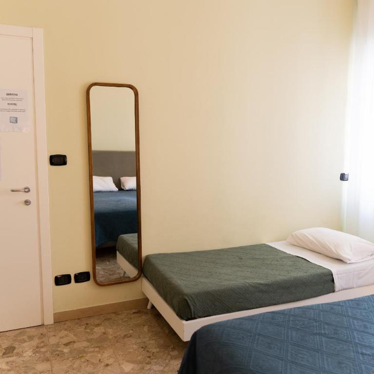 Arena Rooms - Camera Tripla con Bagno Privato - 2