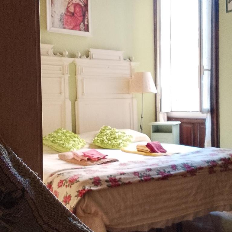 B&B Amarantha Gothica Genoa - Camera Familiare con Bagno - 1