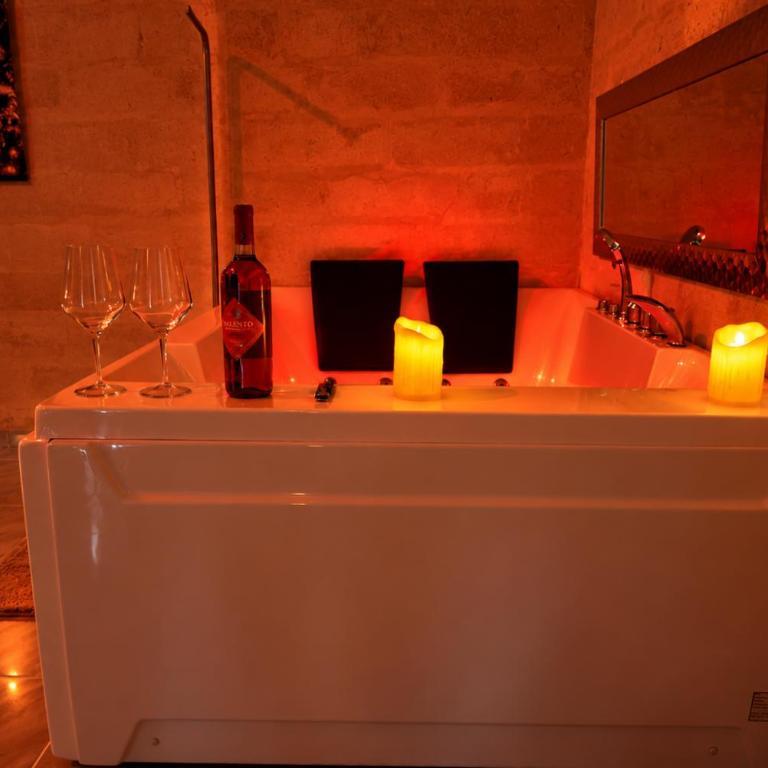 Aphrodeseum Romantic Suite - Appartamento con 1 Camera da Letto e Vasca Idromassaggio - 4